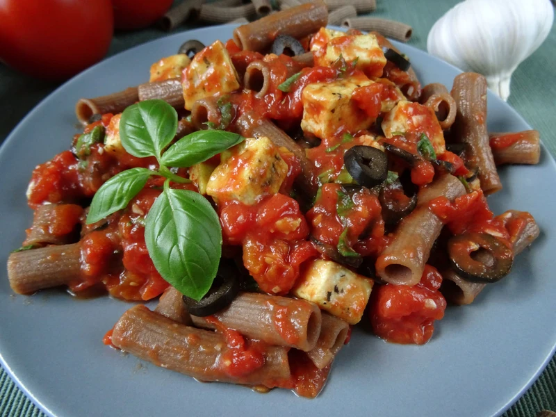 Makaron gryczany z tofu w sosie pomidorowym
