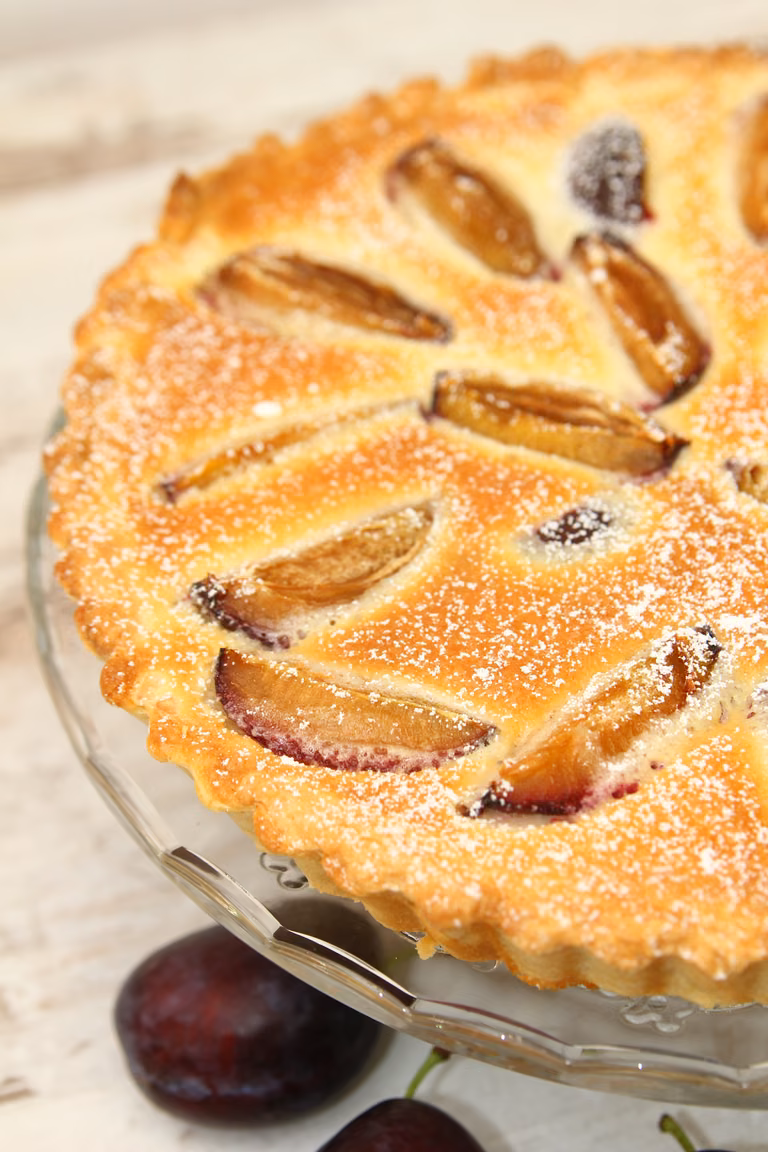 Tarta ze śliwkami i kremem