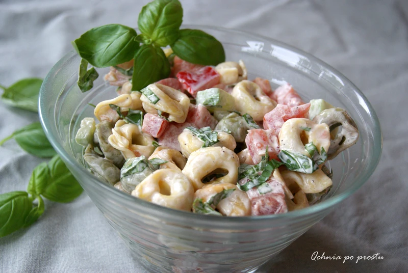 Szybka sałatka z tortellini, świeżych warzyw i bazylią