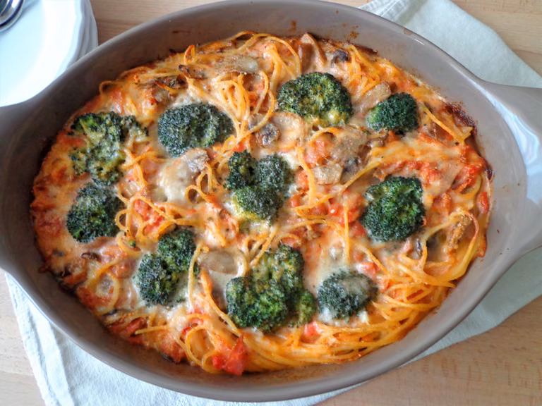 Spaghetti zapiekane z sosie śmietanowo-pomidorowym z brokułami, szynką i pieczarkami