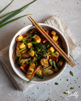 Smażone tofu z warzywami i makaronem soba