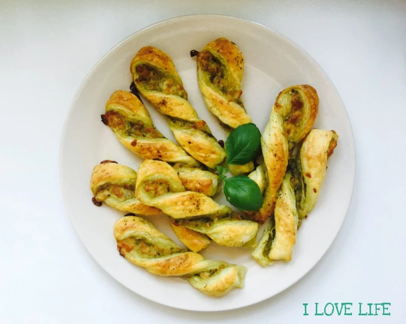 Paluchy z ciasta francuskiego z pesto i serem