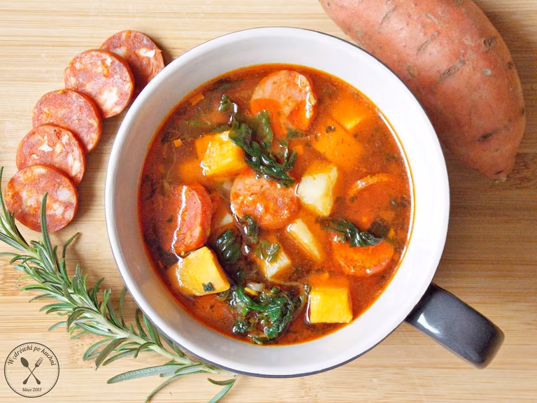 Portugalska zupa z batatów i chorizo