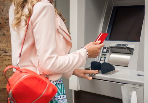 Banki wyłączą część usług! W ten weekend karty i bankomaty mogą nie działać
