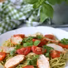 Makaron z pesto z rukoli, pomidorkami koktajlowymi i pieczonym kurczakiem