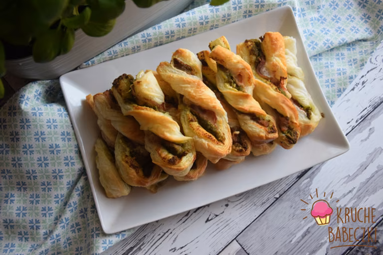 ZAWIJASY Z CIASTA FRANCUSKIEGO Z PESTO I BOCZKIEM