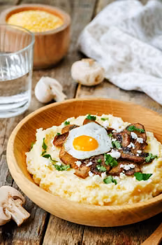 POLENTA Z CHRUPIĄCYMI PIECZARKAMI I JAJKIEM