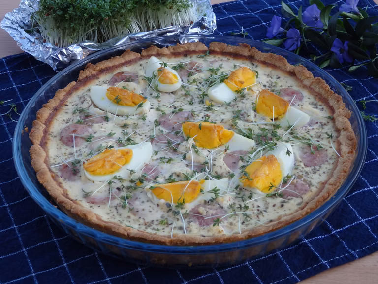 Wielkanocna tarta z białą kiełbasą i jajkiem