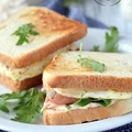 Tosty z jajkiem sadzonym, rukolą i szynką parmeńską