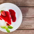 Ciasto ze śmietaną i mascarpone z polewą truskawkową
