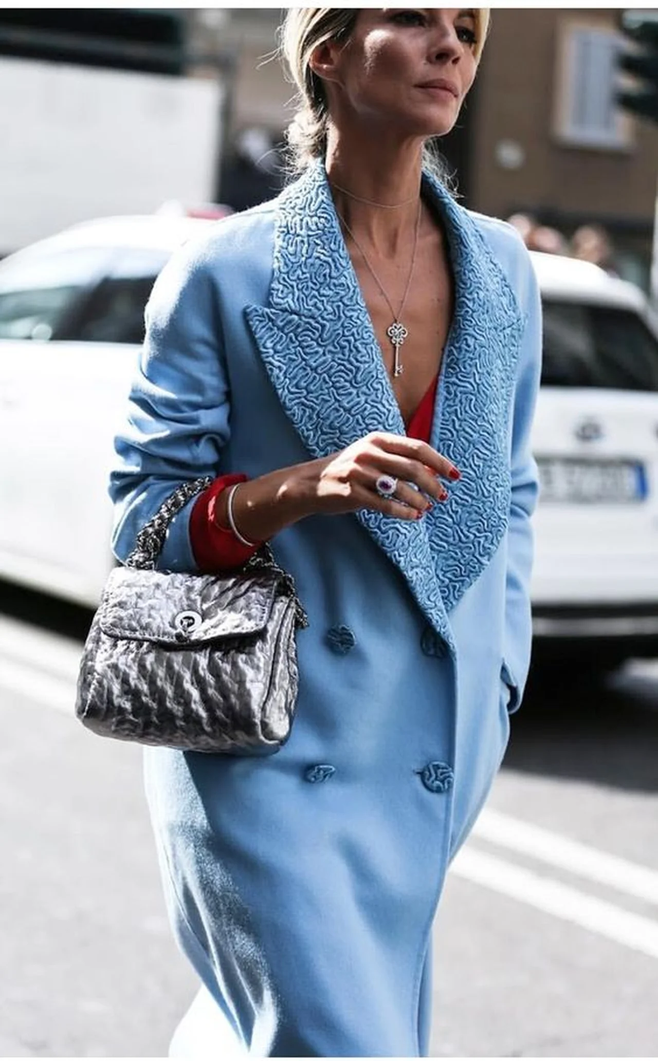 Elegancki, niebieski płaszcz