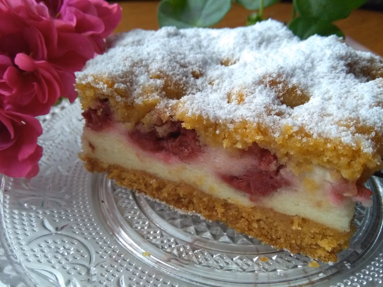 Kruche ciasto z malinami i pianką budyniową