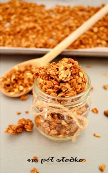 Granola jabłkowo - daktylowa z cynamonem i kardamonem (bez cukru, wegańska)