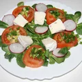 Sałatka z roszponką i serem camembert