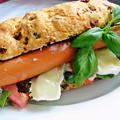 Domowy hot dog z camembertem
