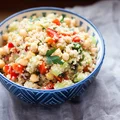Sałatka z kaszą quinoa, papryką, ogórkiem i ciecierzycą