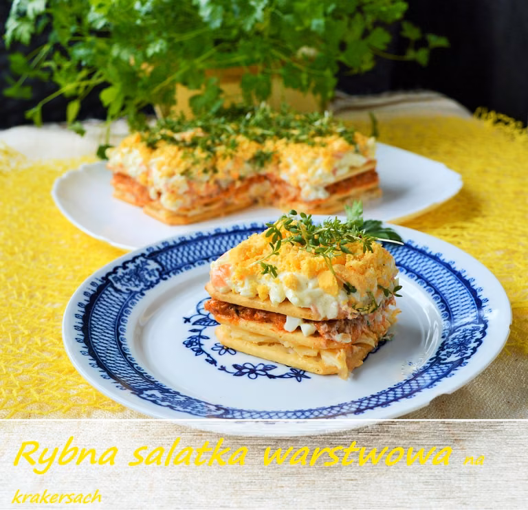 Salatka warstwowa na krakersach