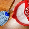 Dodaj tylko 1 łyżkę tego składnika do wody, a podłoga będzie błyszczeć jak nowa! Smugi znikną raz na zawsze!