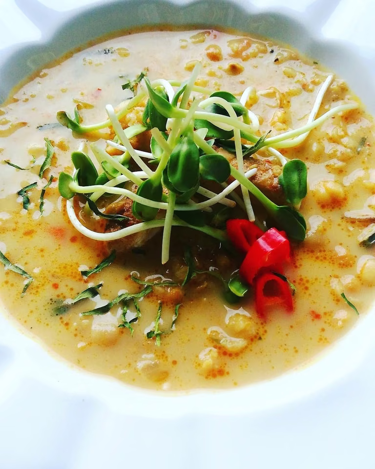 Dhal – indyjska zupa z dodatkiem liści kaffiru