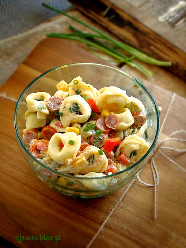 Sałatka z tortellini i kabanosem