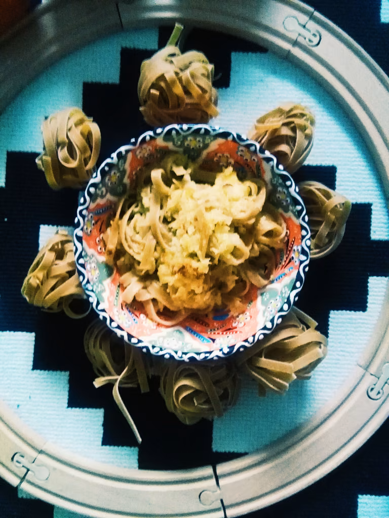 Makaron smażony z jabłkami