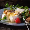 PIECZONY CAMEMBERT Z MIODEM I MALINAMI