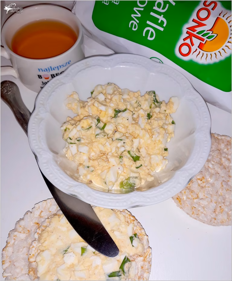 Lekka pasta z czosnkiem na waflach ryżowych