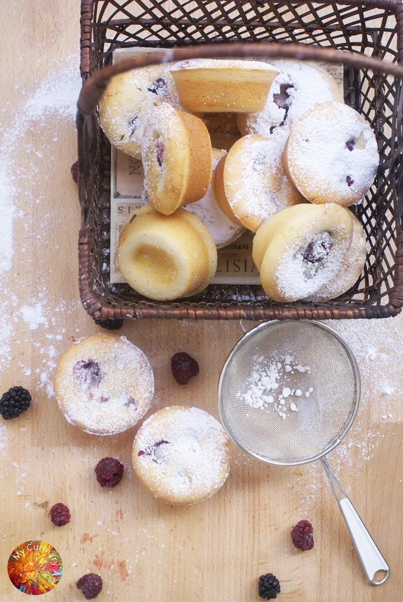 Muffinki z budyniem, malinami i jeżynami