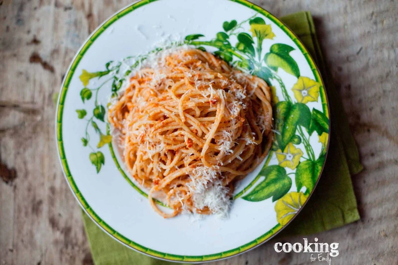 Makaron w pesto z suszonych pomidorów i migdałów