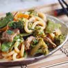 Szybki stir fry z makaronem udon, wołowiną i warzywami