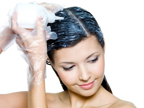 Jak zabezpieczyć wannę podczas farbowania włosów?