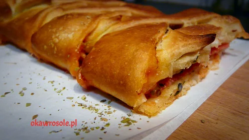 Pizzowy warkocz z salami i serem