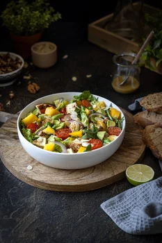 Sałatka z grillowanym kurczakiem mango i awokado