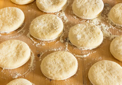 Twoje pączki robią się gumowate? Popełniasz ten błąd podczas wyrabiania ciasta!