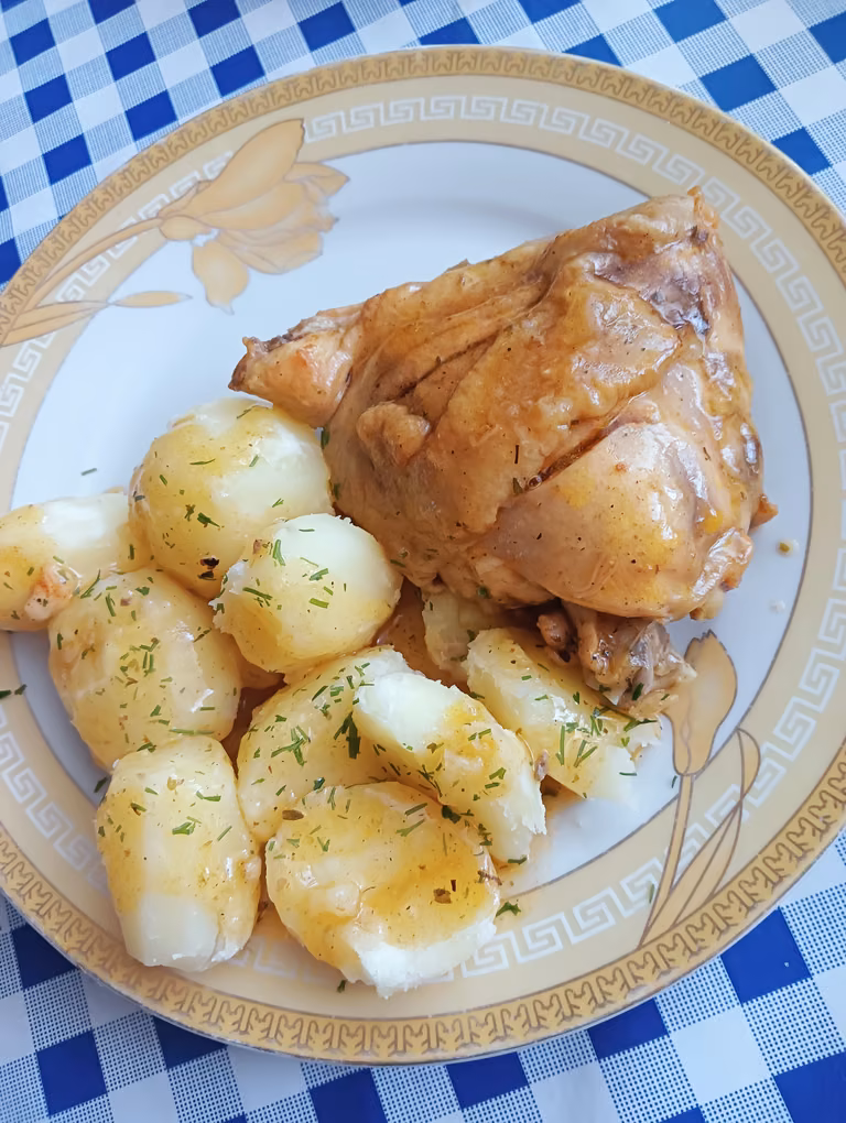 Ćwiartki kurczaka w sosie zaciągnięte mąką ziemniaczaną