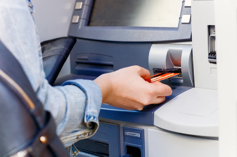 Rewolucja w bankomatach! Dlaczego niektóre znikają z naszych ulic?