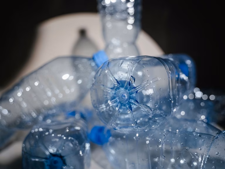 Dodatkowa opłata za plastikową butelkę? Tak, rząd planuje wprowadzić nowy system kaucyjny!