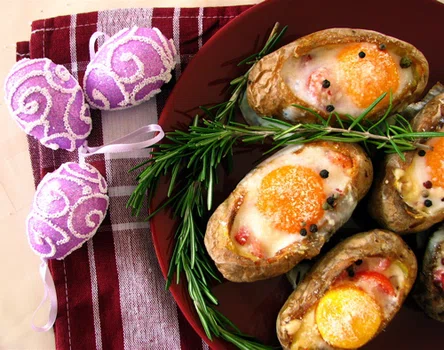Pieczone ziemniaczki nadziewane jajkiem i boczkiem