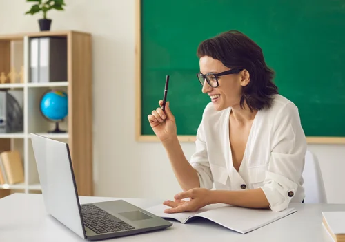 Co dalej z pensjami nauczycieli? MEN zapowiada plan kolejnych podwyżek!