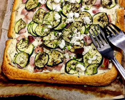 delikatna tarta na cieście francuskim z fetą, cukinią i wędzonym kurczakiem