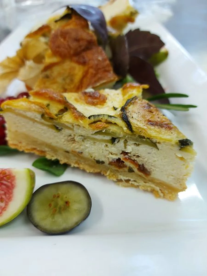 Tarta z cukinią i kozim serem.