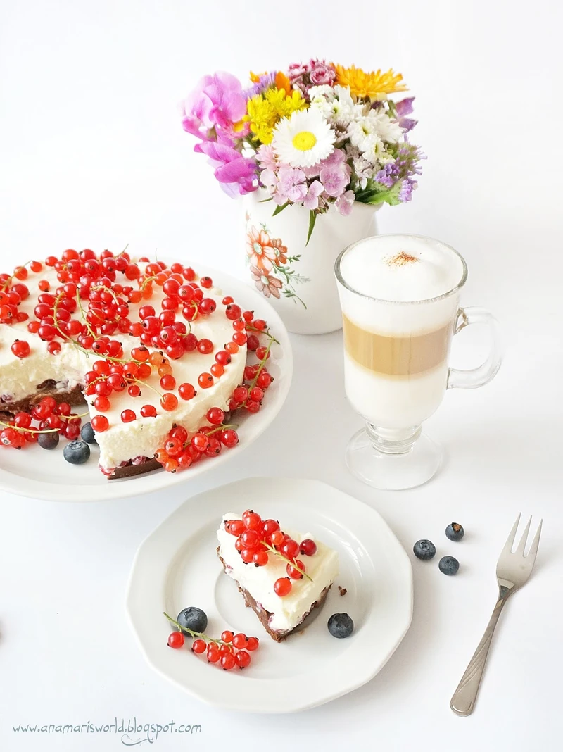 Prosty torcik z mascarpone, białą czekoladą i czerwonymi porzeczkami (bez pieczenia)