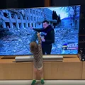 Wojciech Bojanowski opublikował wideo z rocznym synkiem.  Syn rozpoznaje go na ekranie telewizora.