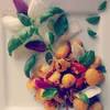 Ziemniaczane gnocchi z szynką parmeńską, pomidorami i świeżą bazylią