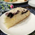 Ciasto maślankowe z owocami i kruszonką.