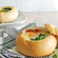 Jajko zapiekane w bułce z szynką parmeńską, serem i szpinakiem