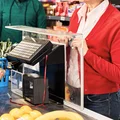Te osoby zostaną obsłużone bez kolejki! Popularna sieć handlowa przypomina o kasach pierwszeństwa