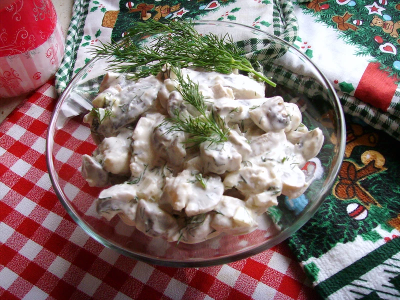 Śledzie w pieczarkach z koperkiem. Pyszna sałatka śledziowa z pieczarkami.