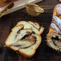 Strucla drożdżowa z kremem czekoladowym.