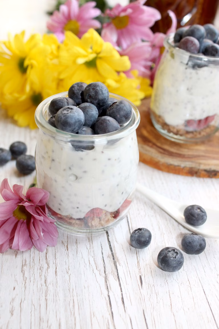 Jogurty idealne na diecie i lekki pudding chia z borówkami
